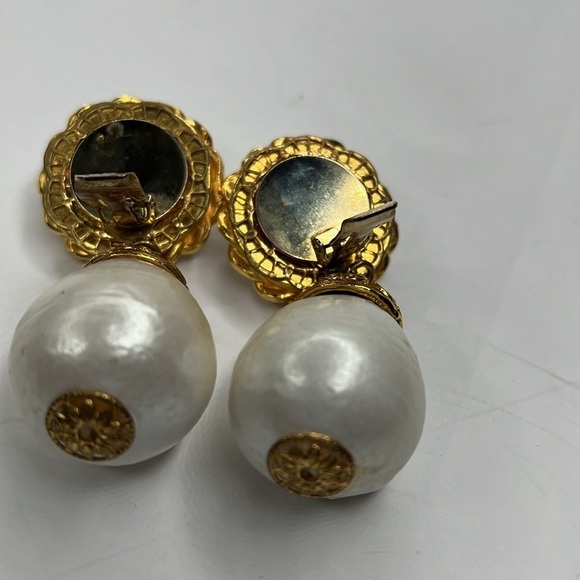 Vintage Pear like Material Drop Clip Earrings - Picture 5 of 9